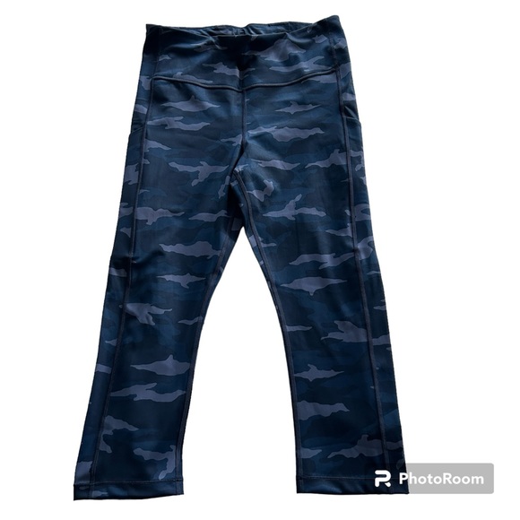 Athleta Ultimate Stash Pocket Navy Blue Camo Capri - Picture 3 of 9